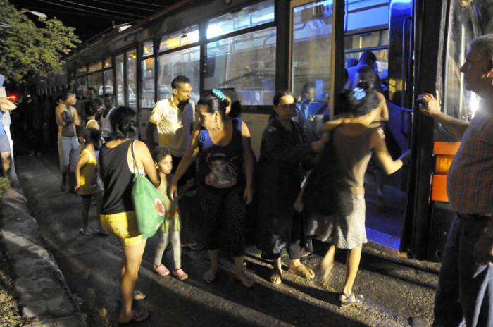 Evacuación por la brigada de Rescate y Salvamento de ciudadanos que sus casas se les inundó por las lluvias en Ensenada Y San Felipe, Habana Vieja.