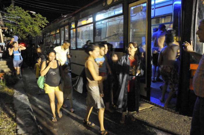 Evacuación por la brigada de Rescate y Salvamento de ciudadanos que sus casas se les inundó por las lluvias en Ensenada Y San Felipe, Habana Vieja.
