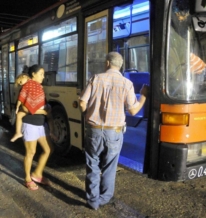 Evacuación por la brigada de Rescate y Salvamento de ciudadanos que sus casas se les inundó por las lluvias en Ensenada Y San Felipe, Habana Vieja.