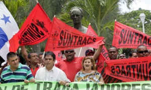 Solidaridad con Cuba frente a la embajada de Panamá