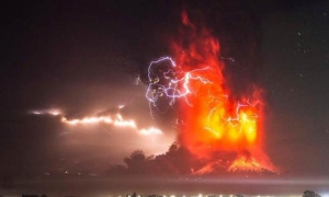 Volcán Calbuco en Chile registra violenta erupción 