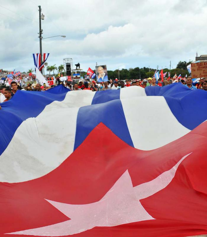 1ro de mayo desfilan los 5co Raul Castro Ruz y Nicolas Maduro  pueblo desfinaldo.