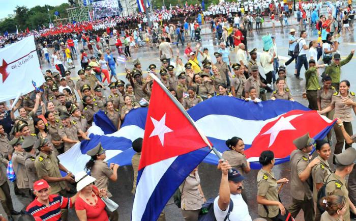 1ro de mayo desfilan los 5co Raul Castro Ruz y Nicolas Maduro.