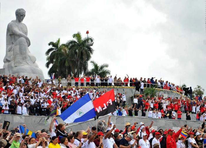 1ro de mayo desfilan los 5co Raul Castro Ruz y Nicolas Maduro.
