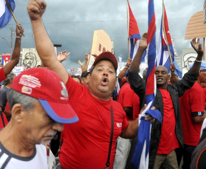 Desfile del 1ro de mayo, desde horas tempranas de la madrugada los trabajadores se reunían en espera de poder desfilar.