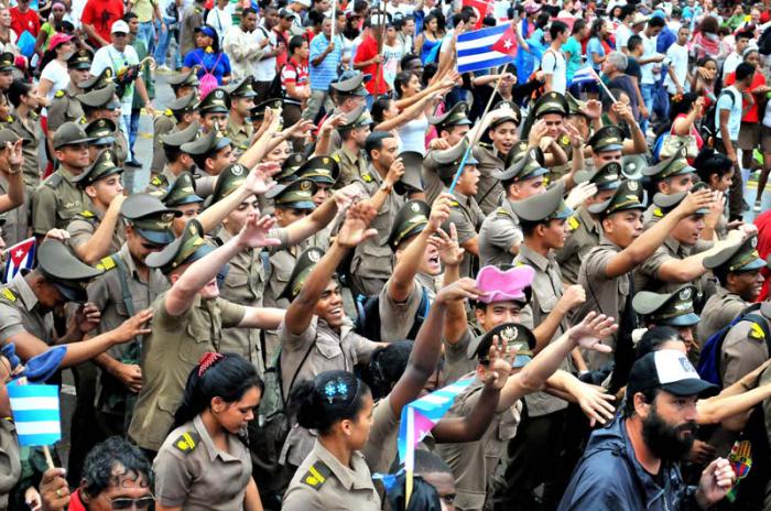 1ro de mayo desfilan los 5co Raul Castro Ruz y Nicolas Maduro.