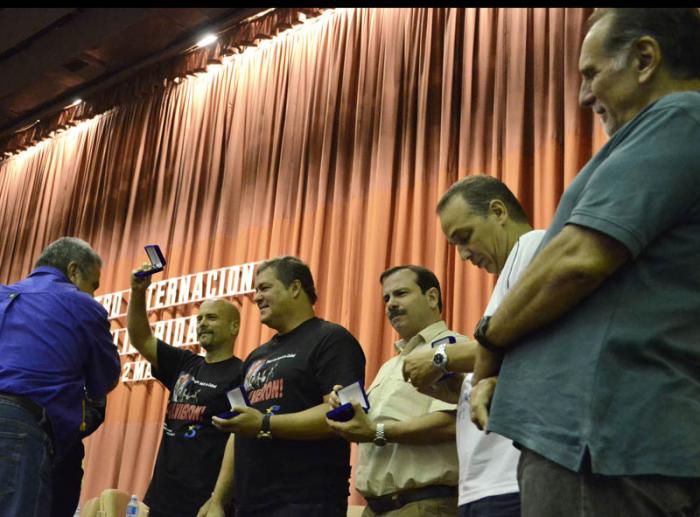 Encuentro Internacional de Solidaridad. Entrega de la medalla 75 aniversario de la CTC a los 5 Héroes de la República de CubA. Ulises Guilarte de Nacimiento (Secretario General de la CTC)