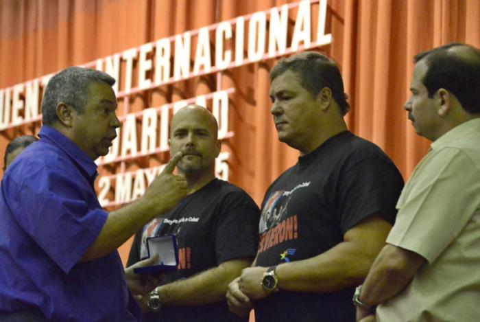 Encuentro Internacional de Solidaridad. Entrega de la medalla 75 aniversario de la CTC a los 5 Héroes de la República de CubA. Ulises Guilarte de Nacimiento (Secretario General de la CTC)