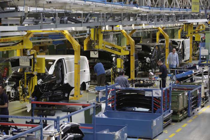 Planta Mercedes benz linea produccion furgoneta clase v. Vitoria, 15-05-2014. Fotografia Rafa Gutierrez