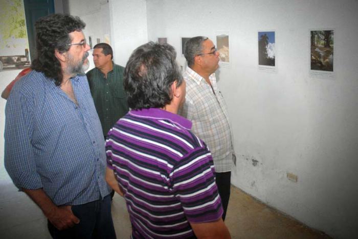 Abel Prieto Jiménez (I), Asesor del Presidente de los Consejos de Estado y de Ministros, junto a Luis Antonio Torres Iríbar (D), Primer Secretario del Partido Comunista de Cuba (PCC) en la provincia, recorren la exposición fotográfica 