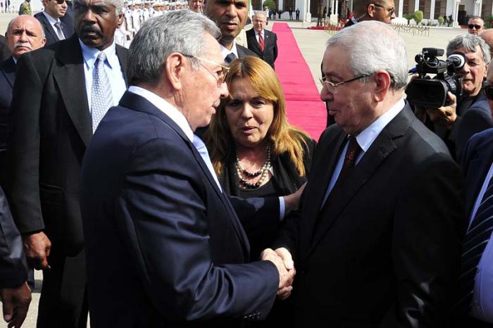  El presidente del Consejo de la Nación, Abdelkader Bensalah, estuvo entre las autoridades argelinas que acudió al aeropuerto para despedir a Raúl.