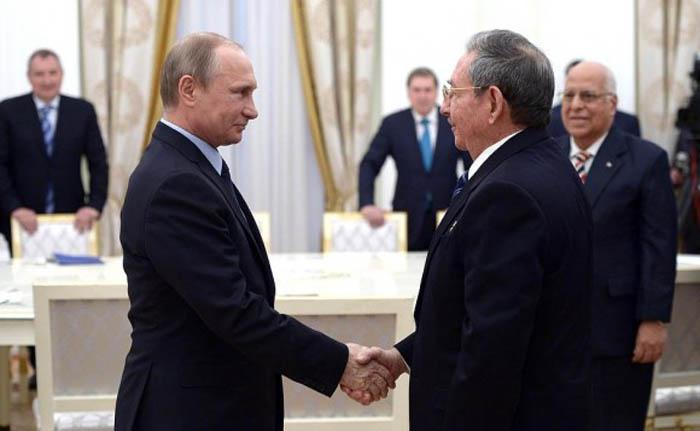 Raúl Castro y Vladimir Putin en Rusia