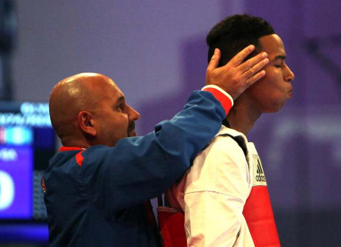 Medalla de Oro para el cubano Jose Angel Cobas en los 74 kg del Taekwondo junto a su entrenador Roberto Cardenas. Foto: Ismael Francisco/Cubadebate