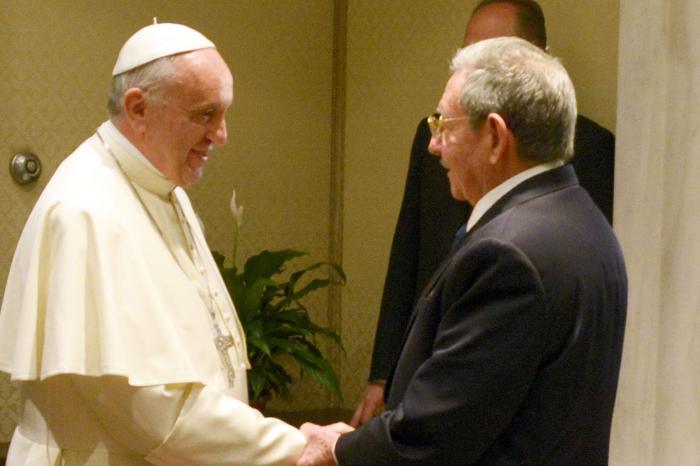 Raúl y el Papa se saludan en el Vaticano