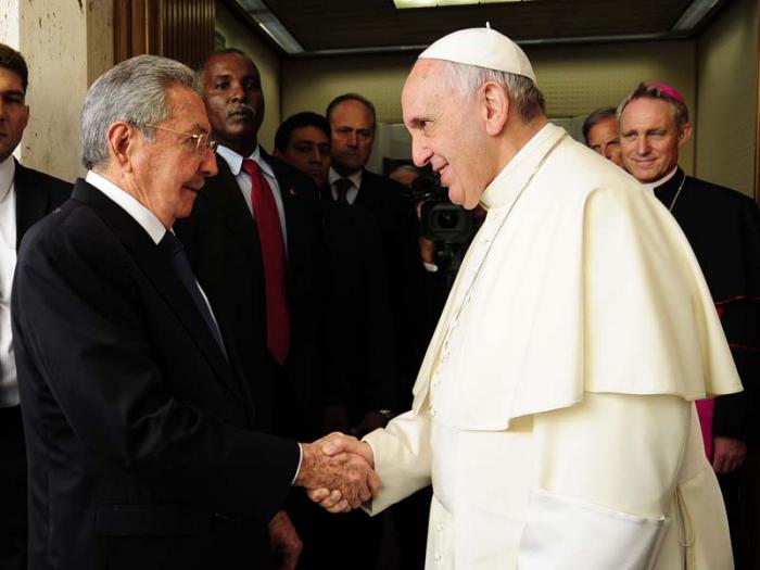 Raúl visita a su Santidad Francisco en el Vaticano