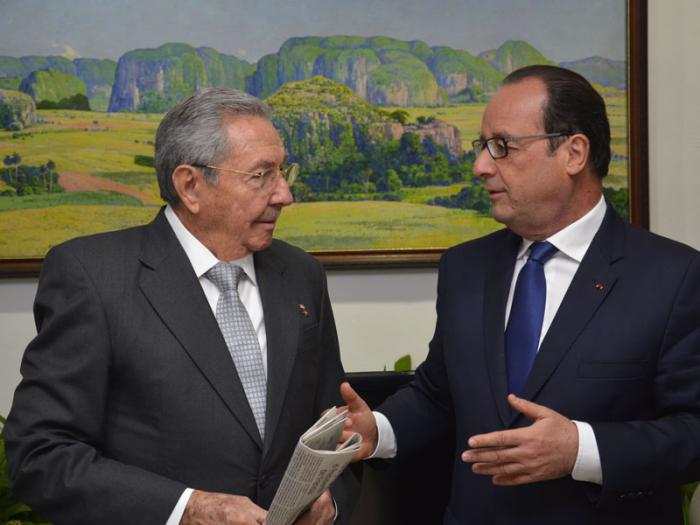 El presidente cubano Raúl Castro despide en el aeropuerto Internacional José Martí de La Habana al presidente francés Francois Hollande.