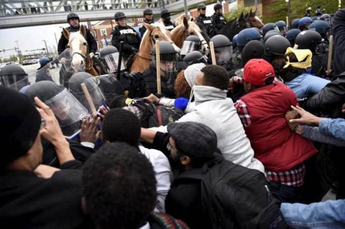 Policías montados y a pie contra los manifestantes, en EE.UU.