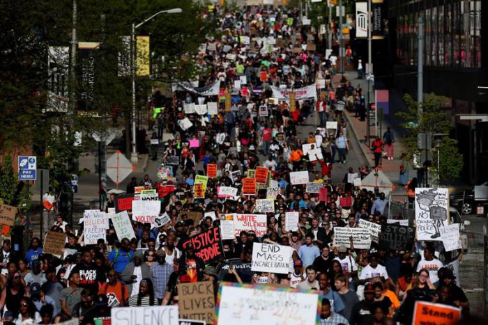 Miles de manifestantes se concentraron ante la Alcaldía de Baltimore (Maryland, EE.UU.) para reclamar justicia por el asesinato del afroamericano Freddie Gray.
