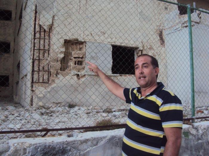 El Doctor en Ciencias Técnicas Abel Castañeda muestra los daños ocasionados por la extrema corrosión atmosférica en un edificio ubicado en la calle Primera, del capitalino municipio de Playa.