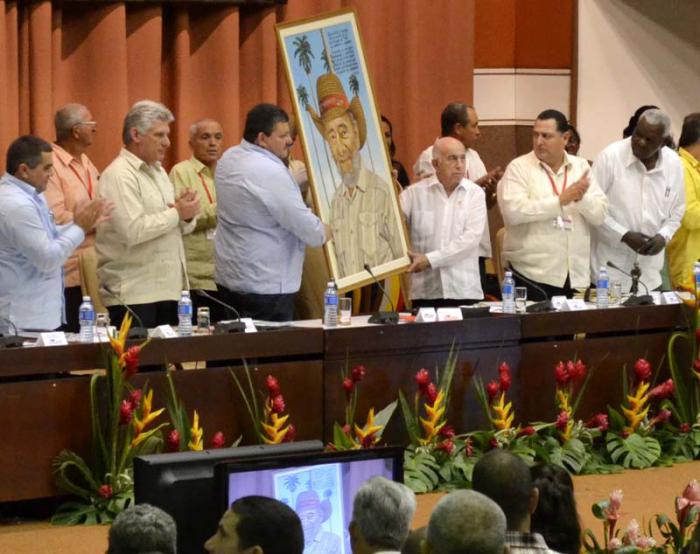 Preside José Ramón Machado Ventura,Segundo Secretario del Partido y Vicepresidente de los Consejos de Estado y de Ministros,la sesión final del XI Congreso de la ANAP. 17-5-15  Final11N9. Entregan cuadro de Fidel.