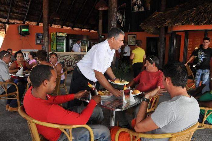 Comenzó a prestar servicios con el nuevo año la primera cooperativa no agropecuaria del Turismo en esta provincia: El ranchón Te quedarás, emplazado en el kilómetro 232 de la Autopista Na­cional, dentro del perímetro correspondiente al municipio cienfueguero de Lajas.

 