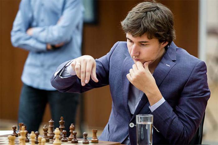 El GM ruso Serguei Karjakin disputa partida de ajedrez.