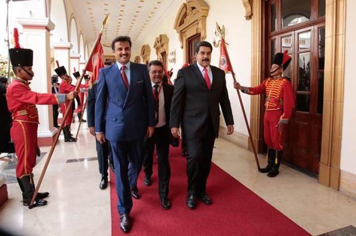 El emir de Catar, Tamim bin Hamad al Zani (izquierda) junto al presidente venezolano, Nicolás Maduro.