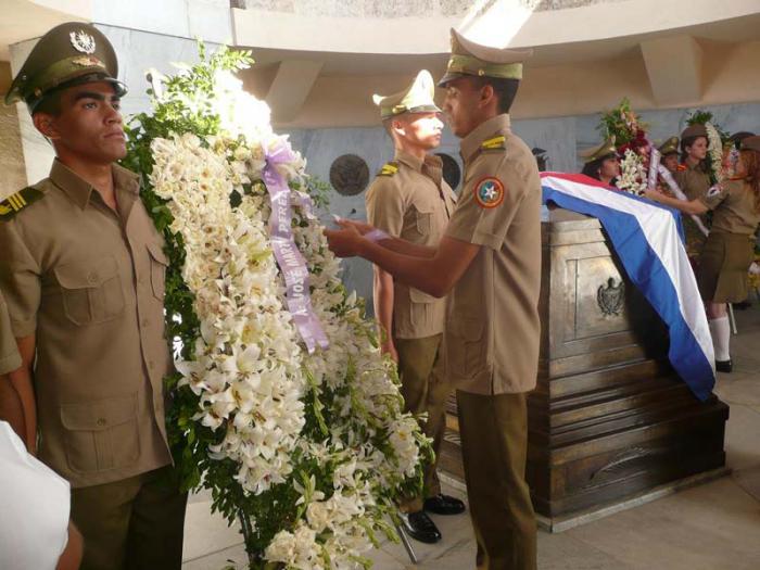 En nombre de Fidel, Raúl y pueblo de Cuba se rindió homenaje a Martí en su mausoleo.  Aniversario 120 de su muerte