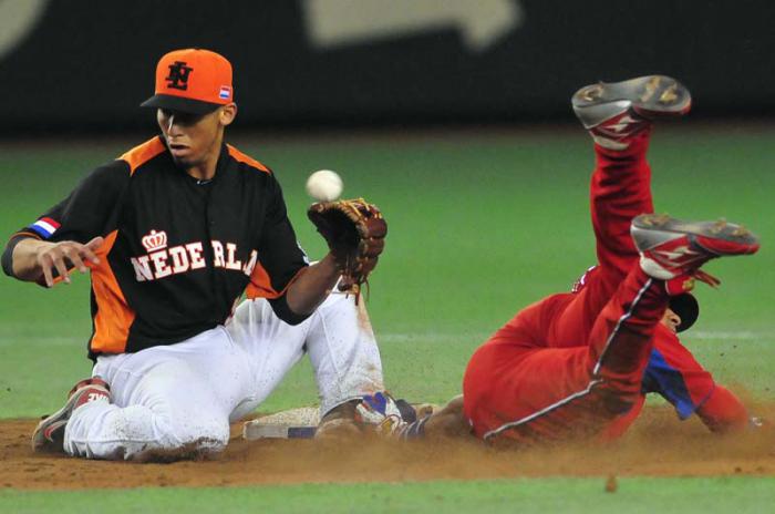 El torpedero de Holanda Andrelton Simmons en una jugada en segunda frente a Yulieski Gurriel, durante el Tercer Clasico Mundial de Béisbol en Japón.