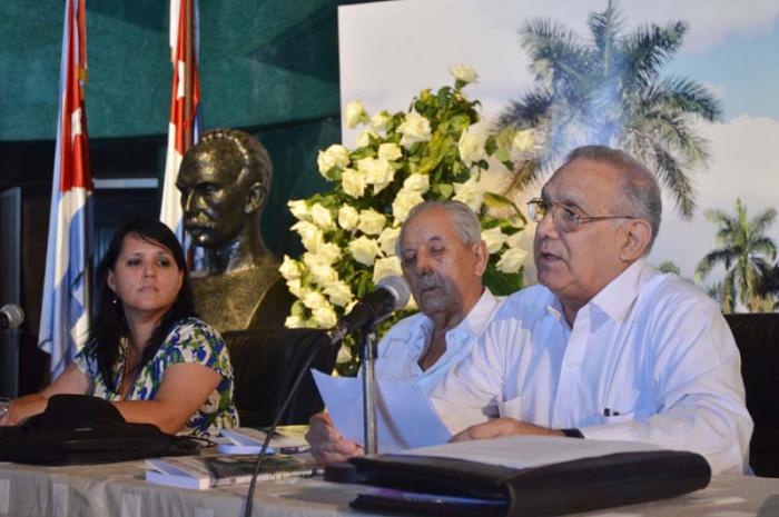 Presentación del libro Álfredo Álvarez Mola: Un pequeño gigante, de ALfonso Zequeira y Alberto Alvariño, en el Memorial José Martí. En la foto de izq a der Diana Lio Busquet, René Vallina Mendoza y Alberto Alvariño (autor del libro).
