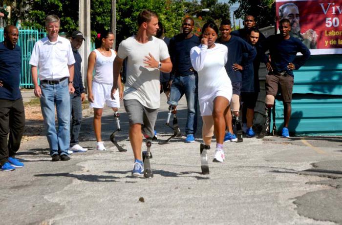 Discapacitados alemanes y cubanos realizan una muestra de habilidades en el uso prótesis, durante el acto por el aniversario 50 de la creación del Laboratorio de Ortopedia Técnica y Docente Cuba-RDA