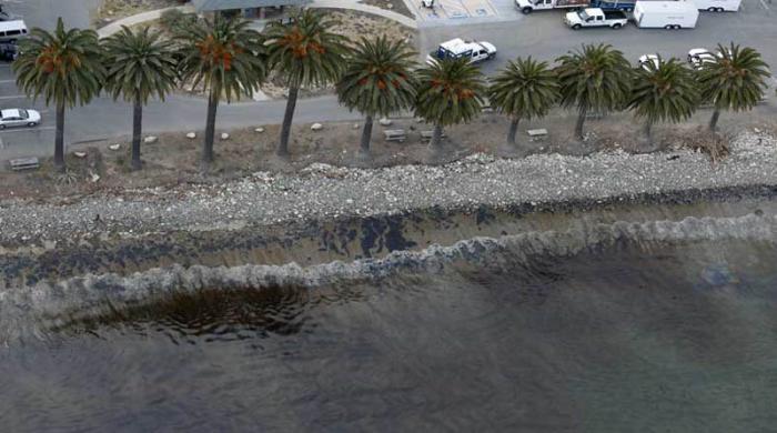 An oil slick is seen along the coast of Refugio State Beach in Goleta, California, United States, May 19, 2015. REUTERS/Lucy Nicholson