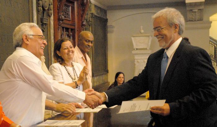 El Doctor en Ciencias Miguel Castro Fernández, del Instituto Superior Politécnico José Antonio Echeverría, recibió la distinción especial por su destacada labor en la investigación durante el 2014.