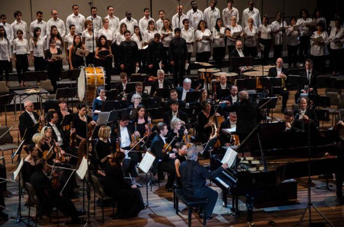 Gran final de Fantasía: la Sinfónica de Minnesota, el maestro Frank Fernández y el coro integrado por el Nacional y Vocal Leo, en la Sala Avellaneda del Teatro Nacional.