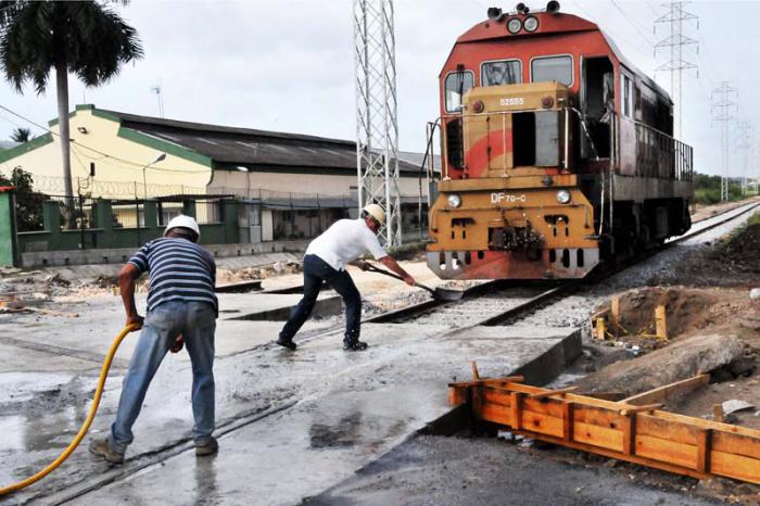 Reconstrucción del paso a nivel de Bolleros para dos vías del Ferrocarril.