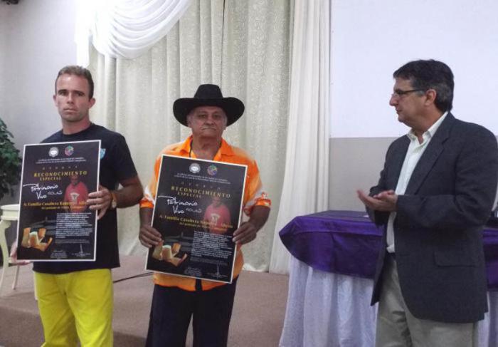 Las familias Ramírez-Alfonso y Nápoles-Abreu recibieron el Reconocimiento Especial Patrimonio Vivo 2015 por mantener en el poblado de Vilató la práctica de fabricar el casabe.