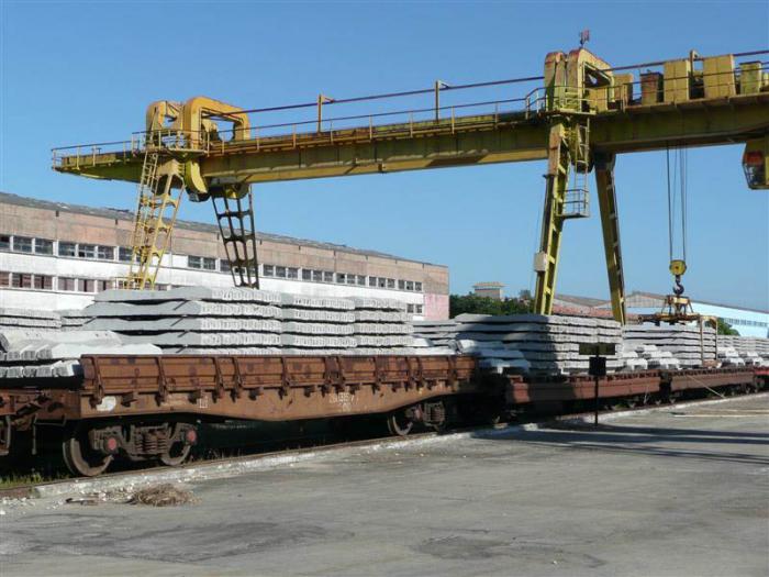 Traviesas de ferrocarril producidas son trasladadas de su sitio de almacenamiento