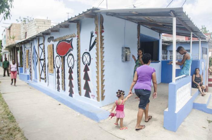 Expo de bodega decorada por Joel Jouer en el barrio de Romerillo, 12 Bienal de La Habana.
