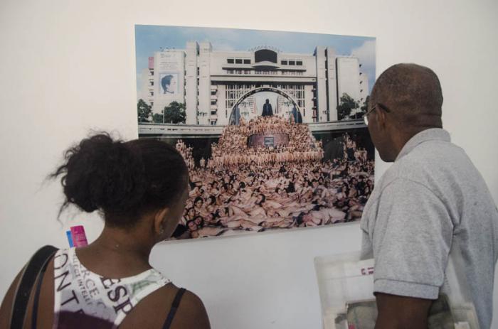 Fotografía de Spencer Tunick  expuesta en el estudio de Kcho, barrio Romerillo, 12 Bienal de La Habana.