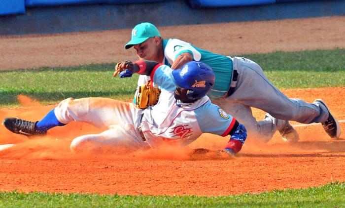 Jugada en 3ra base Michel Enriguez y Jose Adolis Garcia final de la serie 54 entre los equipos de la isla y Ciego de Avila  