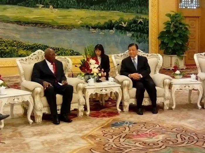 Salvador Valdés Mesa, miembro del Buró Político del Partido Comunista de Cuba (PCC)  durante conversaciones con Liu Yunshan, secretario del Secretariado del Comité Central del PCCh 