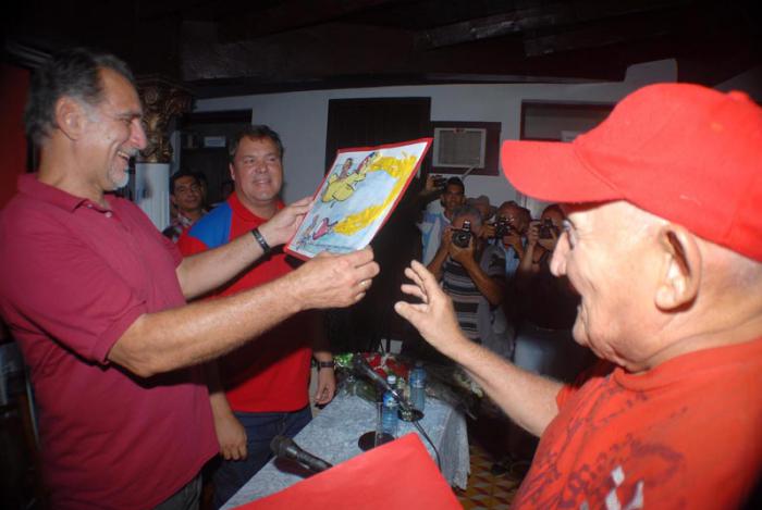 René recibe una caricatura de ängel quintana, al fondo se ve a Ramón