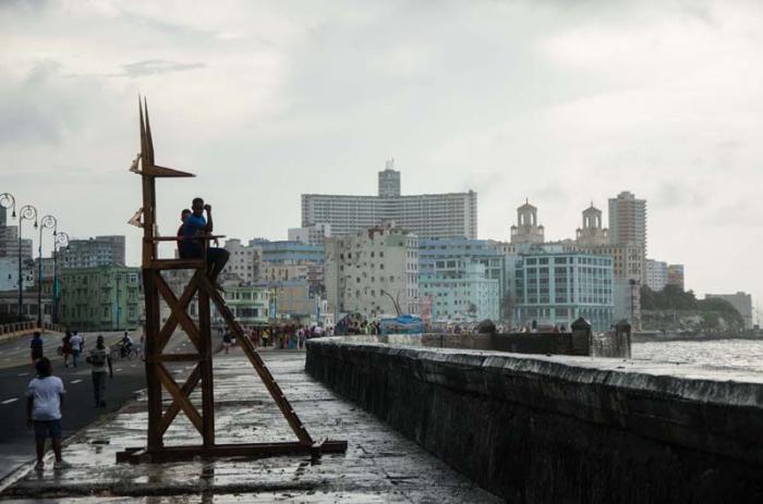 Obras emplazadas en el malecón habanero, parte del proyecto Detrás del Muro, 12 Bienal de La Habana.