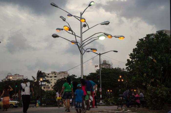 Obras emplazadas en el malecón habanero, parte del proyecto Detrás del Muro, 12 Bienal de La Habana.