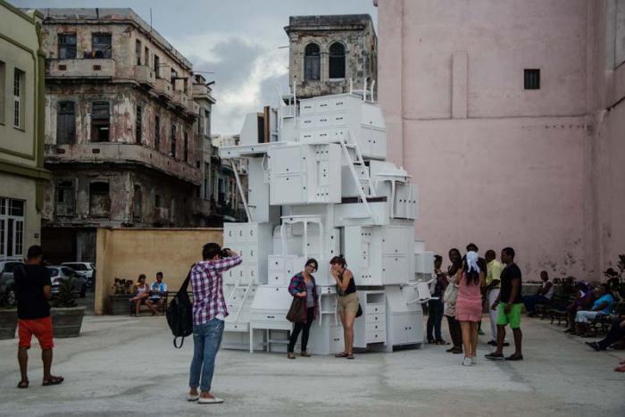 Obras emplazadas en el malecón habanero, parte del proyecto Detrás del Muro, 12 Bienal de La Habana.