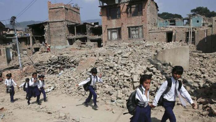 niños de nepal regresan a la escuela