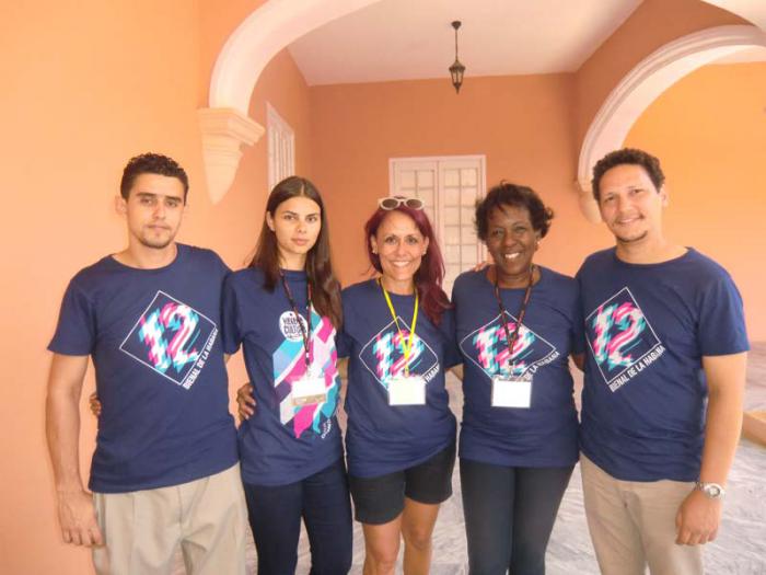 La curadora Merly Knoerle Izquierdo (centro) junto a cuatro de los intérpretes de la obra de Tino Steghal