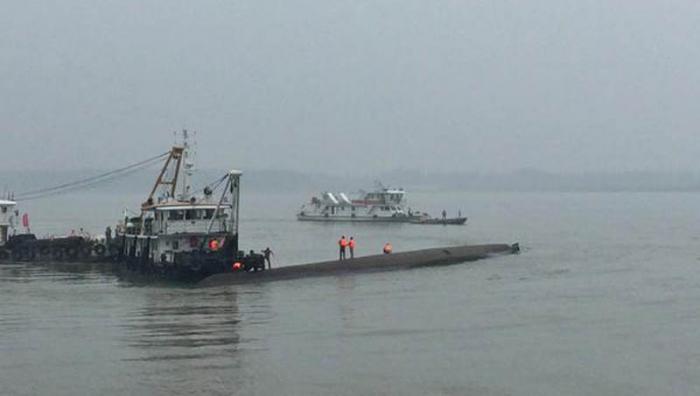 Barco hundido en rio Yangtse