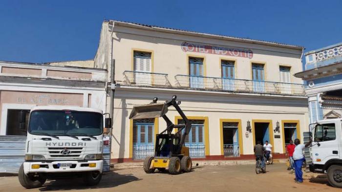 A un costado del hotel Mascotte se ejecuta una tienda especializada en la venta de café, ron y tabaco