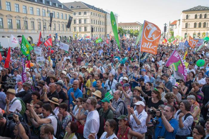 Miles de personas protestan contra cumbre del G-7 en Alemania 